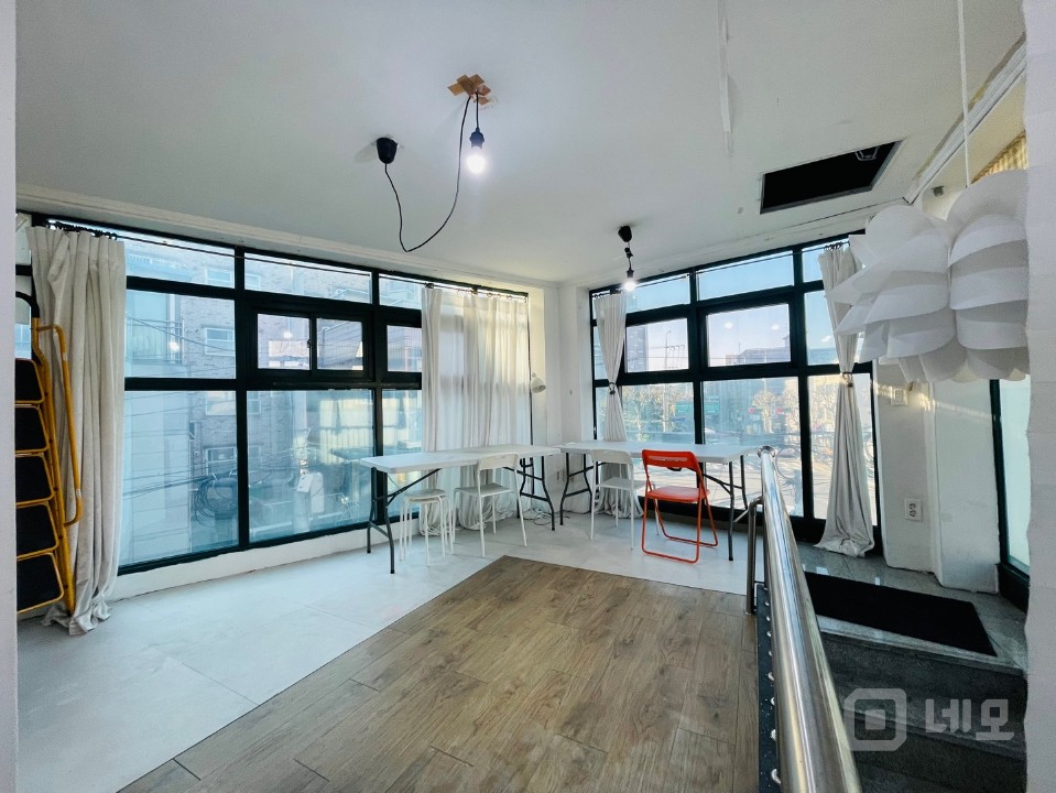 RICH 무권리 .망원역10분 .대로변코너 .노출좋음 .채광굿 .3층 매물의 3번째 사진