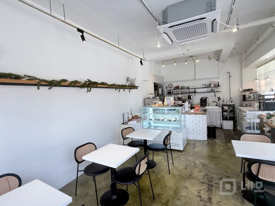 공원, 학교, 아파트 단지 등 유동인구 많은 카페 매물의 3번째 사진