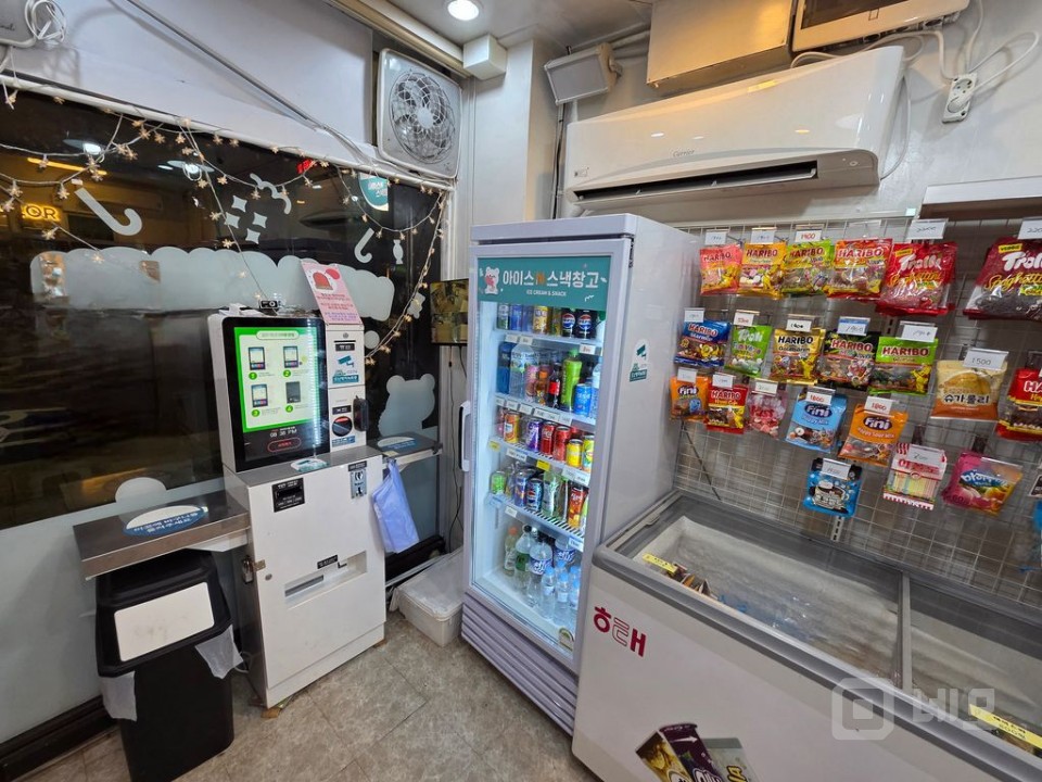 대로변 버스정류장 앞에 위치한 무인아이스크림 매장입니다!  매물의 5번째 사진