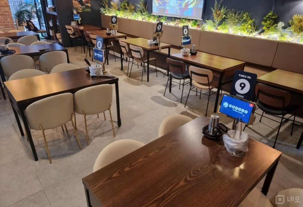 유동인구 많은, 창천동 신촌역 먹자골목에 위치한 치킨집 매물의 2번째 사진