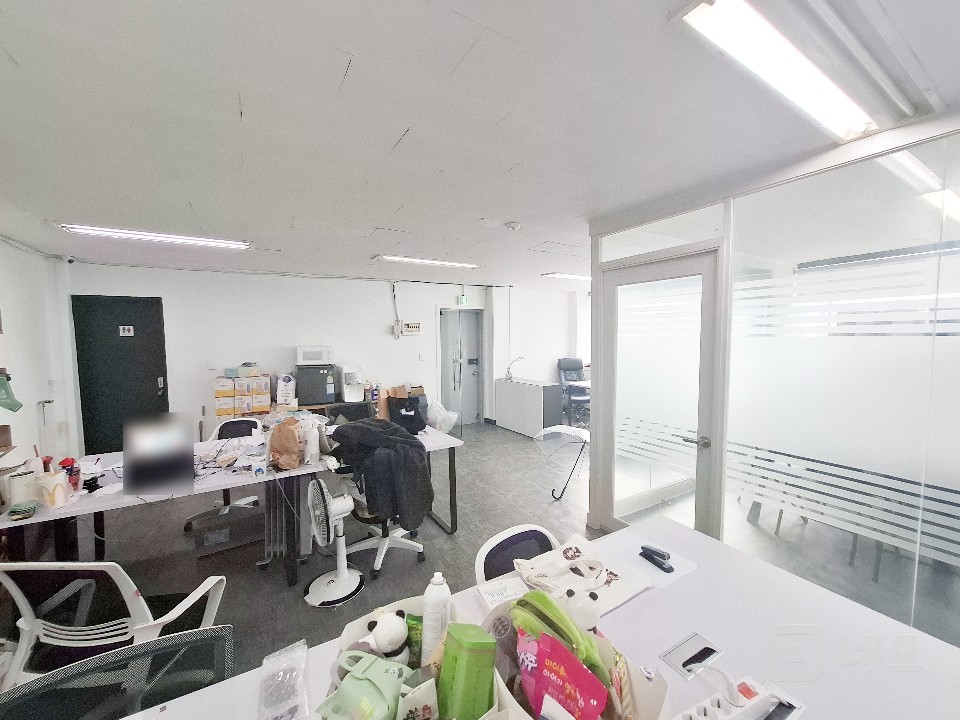 🏢 신촌역 도보권! 탁 트인 8층 단독 사무실 🌇 매물의 3번째 사진
