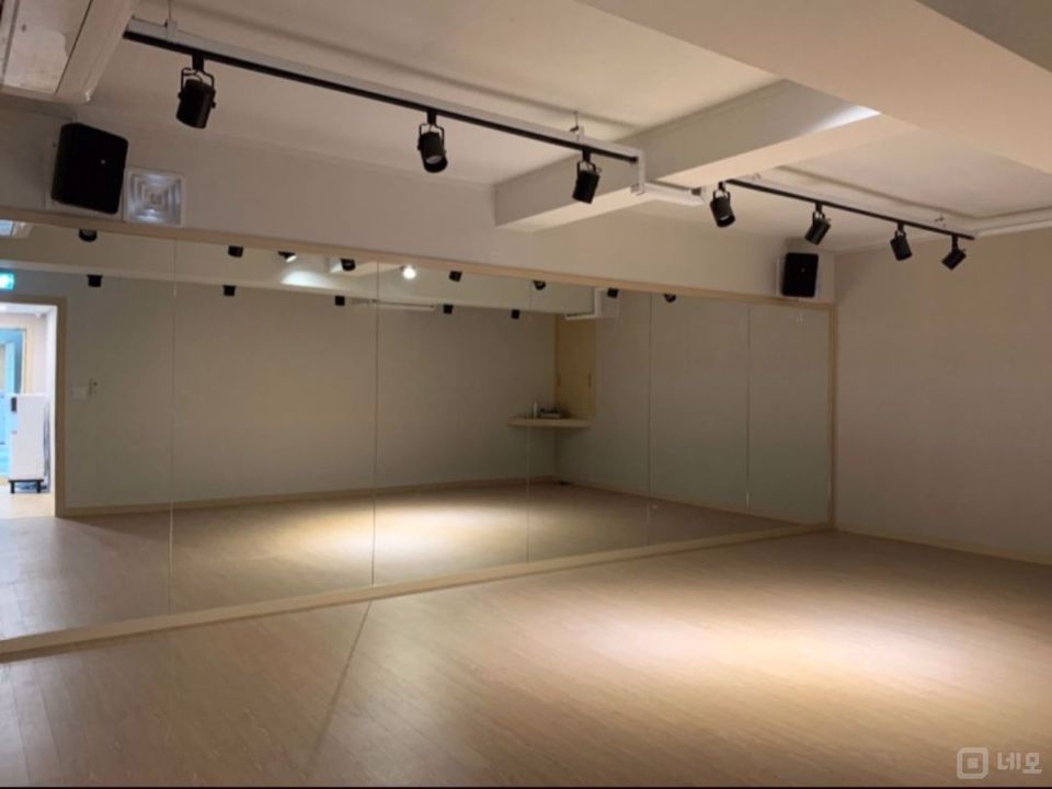 수원종합운동장 인근에 위치한 3,4층 송죽동 연습실 매물의 3번째 사진