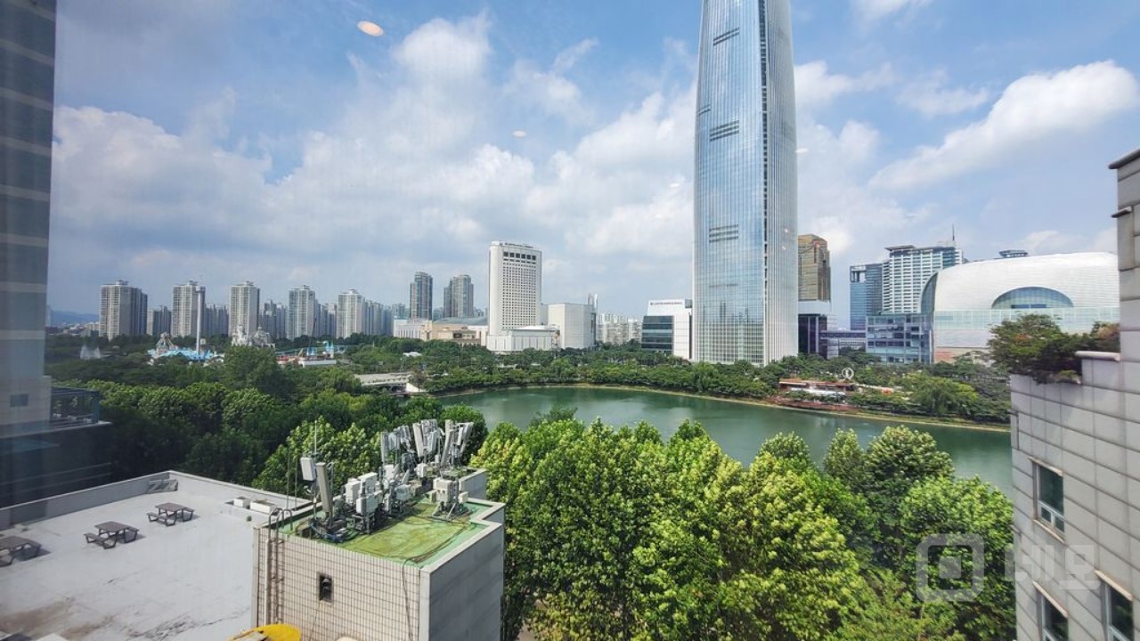 석촌호수길 롯데타워 뷰 8층+루프탑 상가사무실 매물의 20번째 사진