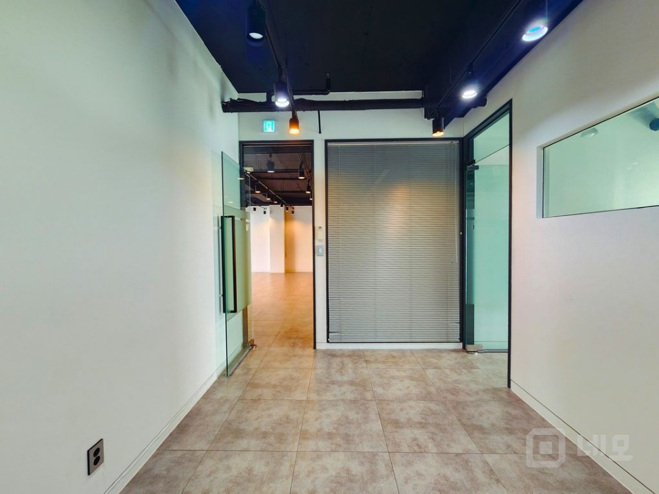 브랜드·스튜디오·교육시설 모두 어울리는 망원 핵심 입지 매물의 11번째 사진