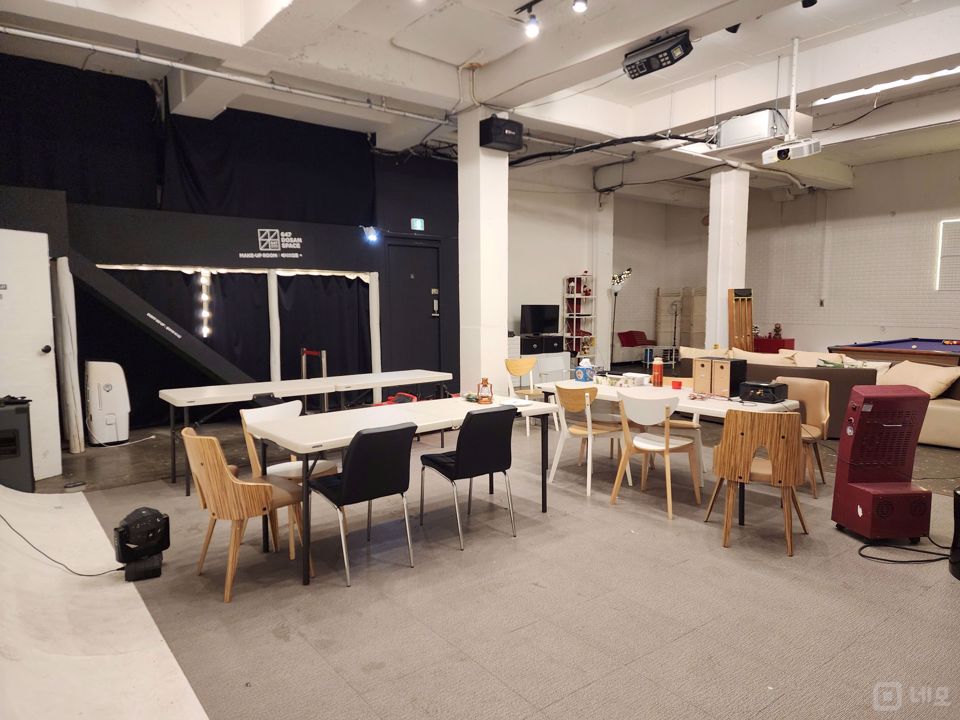 높은 층고를 갖춘 신사동 스튜디오 매물의 1번째 사진