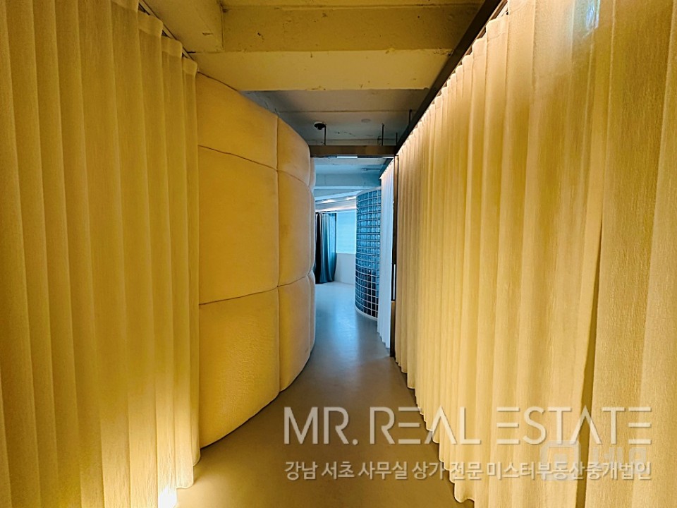 실사진 가로수길인근 코너건물 엘베 A급인테리어 자주식주차 매물의 1번째 사진