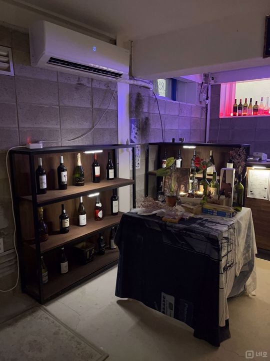 유동 인구 많은, 연남동 미로길 반지하 바 매물의 3번째 사진