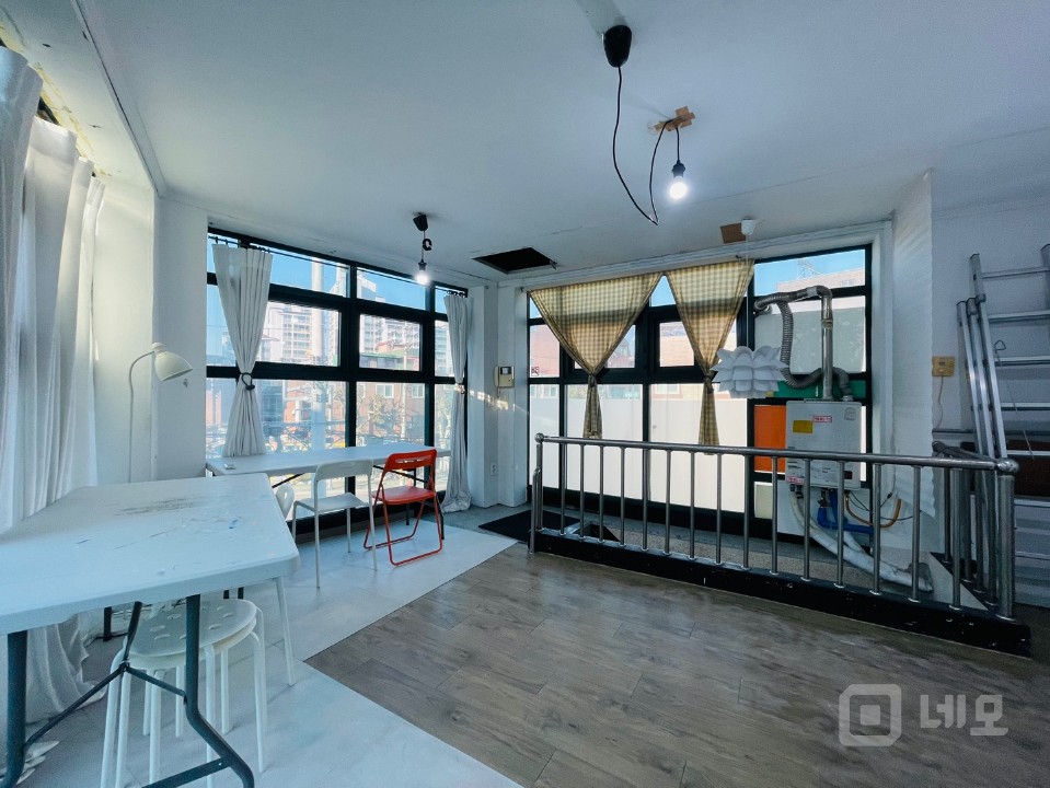 RICH 무권리 .망원역10분 .대로변코너 .노출좋음 .채광굿 .3층 매물의 2번째 사진