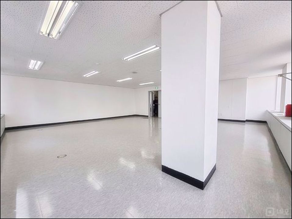 교대역 도보 1분 이내 위치 건물 내 외부 정말 깔끔한 사무실 임대 매물의 5번째 사진