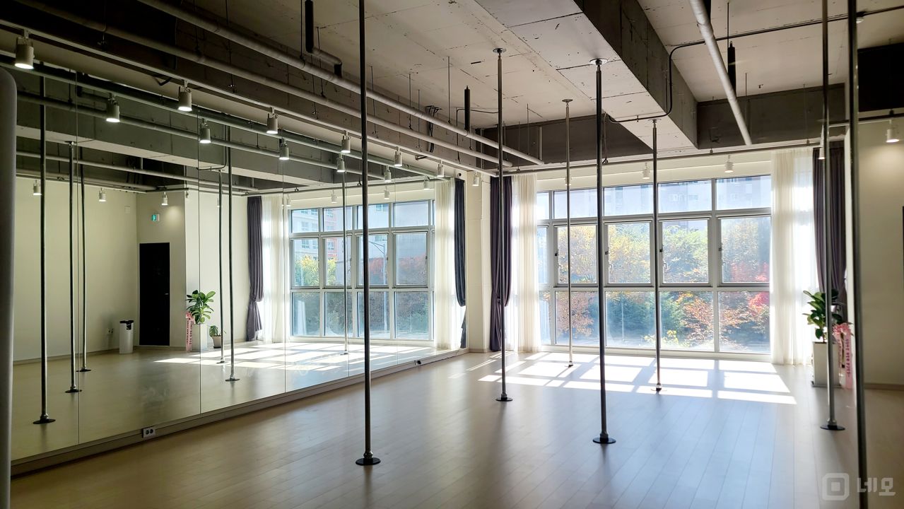 대로변 코너, 주목도 높은 초역세권 2층 진관동 무용학원 매물의 1번째 사진