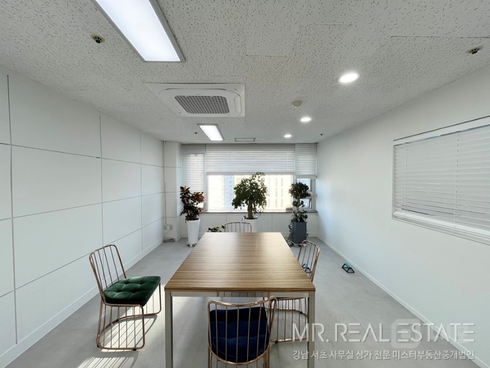 선정릉대로변초역세권 단독층 자주식주차 무권리화이트톤 홀+룸3+탕비 매물의 12번째 사진