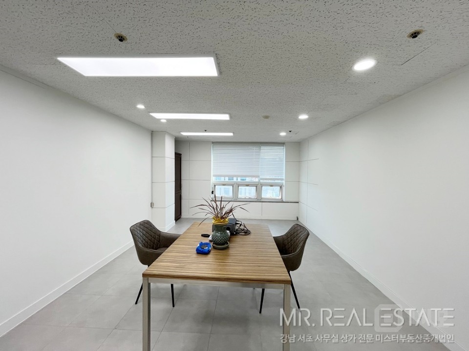 선정릉대로변초역세권 단독층 자주식주차 무권리화이트톤 홀+룸3+탕비 매물의 6번째 사진