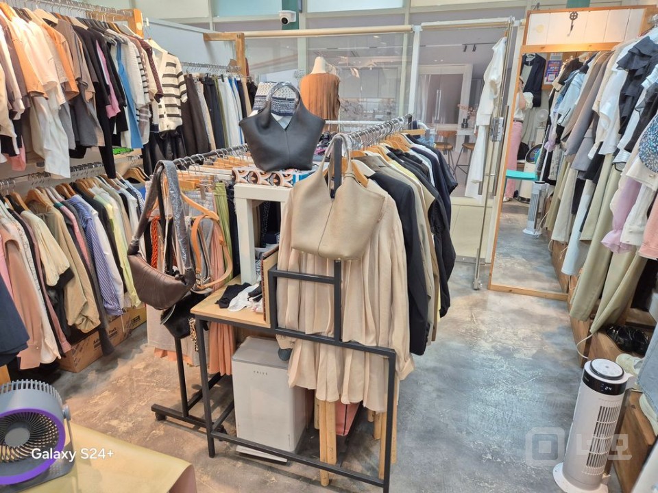 리센츠상가 내에서 10년동안 건재하고 있는 몇 안되는 의류점입니다.*♡* 매물의 5번째 사진