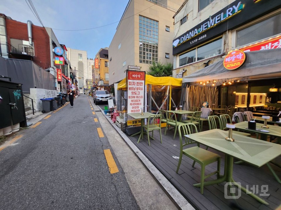 📍 압구정로데오역 도보 1분! 핵심 먹자라인 1층 상가 ✨  매물의 2번째 사진