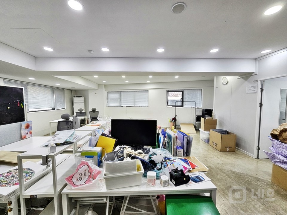 JS 홍대 합정역세권 깔끔한 화이트톤 사무실 매물의 3번째 사진