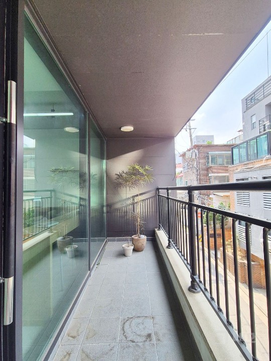 무권리 세련된 화이트톤 공간 유동인구 활발한 상권 내 위치  매물의 9번째 사진