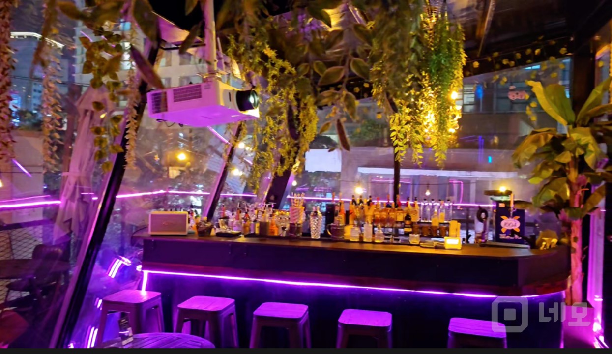 루프탑 감성 칵테일펍/카페/ 연남동 홍대역 도보 1분/인테리어 완비 매물의 3번째 사진
