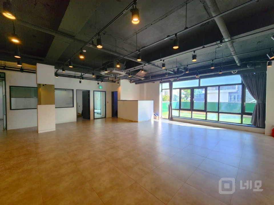 브랜드·스튜디오·교육시설 모두 어울리는 망원 핵심 입지 매물의 3번째 사진