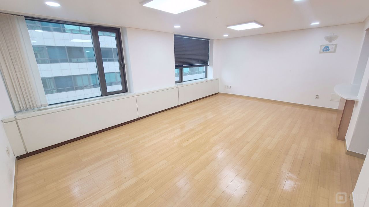 대로변 가까운 10평 인기 사무실 매물의 2번째 사진