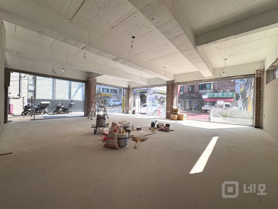 학동역 인근 2면 통창! 무권리! 리모델링 1층 상가 매물! 매물의 1번째 사진