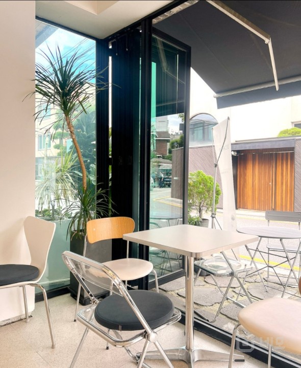 테라스가 멋진 신축 느낌 그대로 매물의 2번째 사진