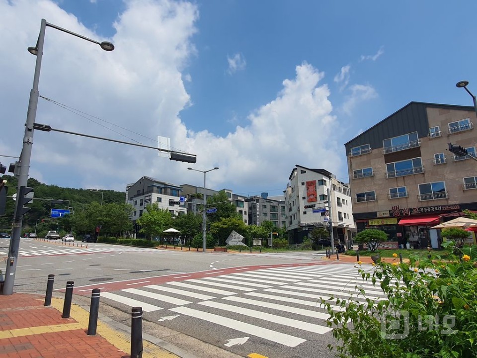 주차장이 바로 옆에있어 주차가 편리하고 공원이 옆에있어 대로에서도 보여요 매물의 2번째 사진