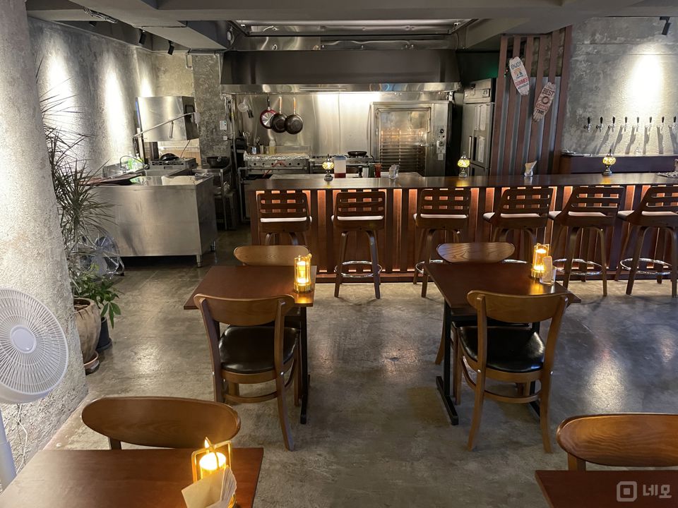 샤로수길 상권과 코너에 위치해 접근성과 가시성이 좋은 상가 매물의 1번째 사진