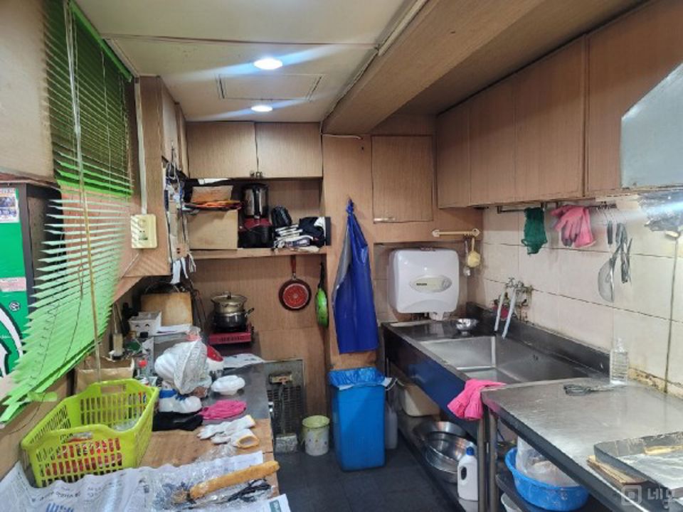 대학동 고시촌 대로변 코너에 위치한 단골손님 많은 업력 12년 차 치킨집 매물의 1번째 사진