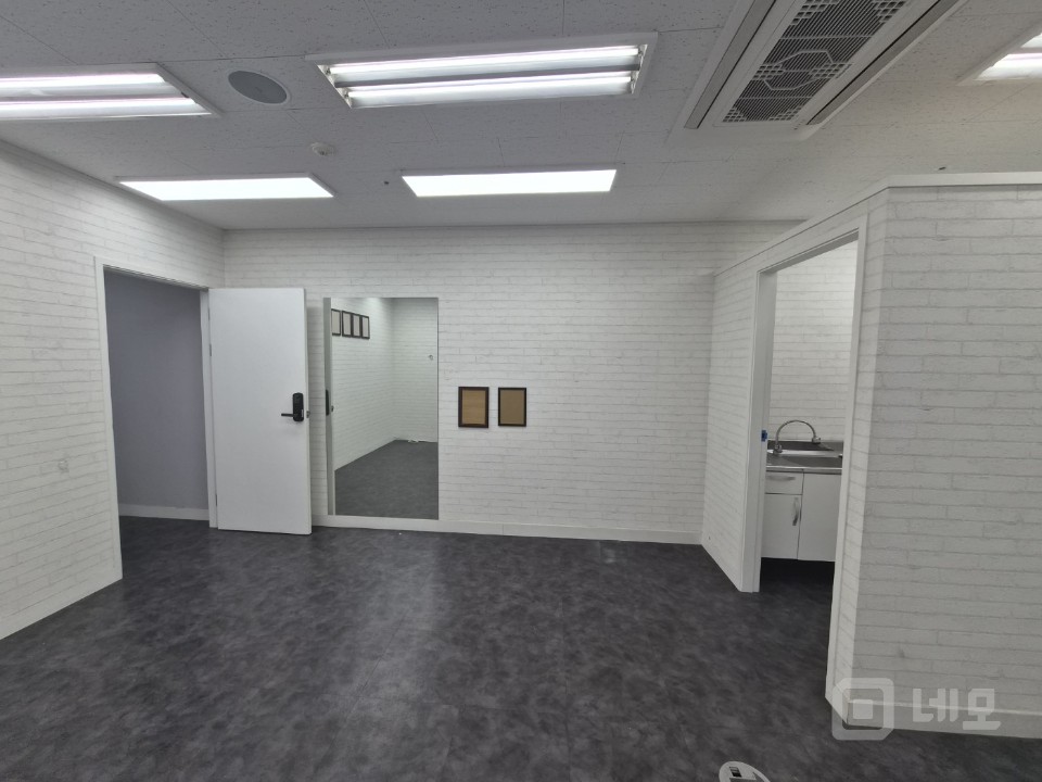 🏢강력추천 몸만 오면 되는 인테리어 완성된 완전 좋은 사무실 🏢 매물의 4번째 사진