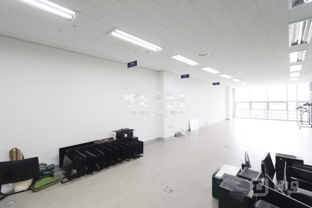 실면적44평 / 초역세권 / 인테리어깔끔 / 유리룸3칸 / 천장형냉난방기 매물의 3번째 사진