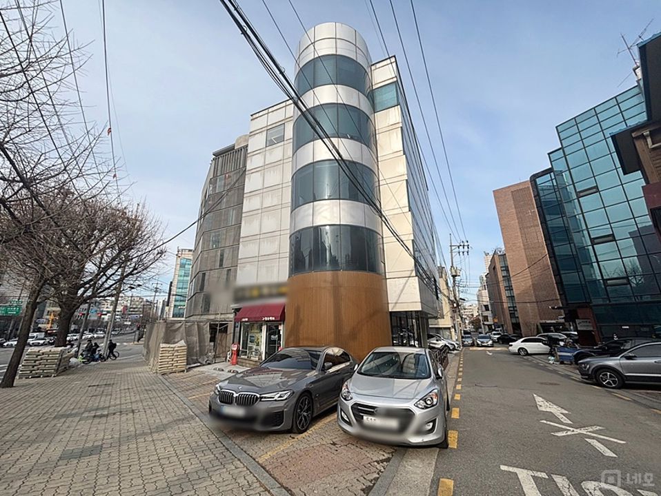 대로변 코너 사무실, 노출천장, 레일조명, 주차무료1대, 인테리어 굳 매물의 6번째 사진