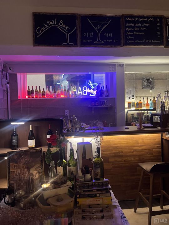 유동 인구 많은, 연남동 미로길 반지하 바 매물의 1번째 사진