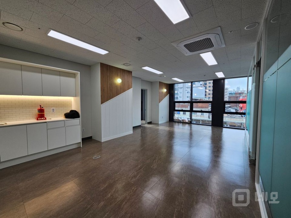 ⭐ 초역세권 사무실. 룸 2개 풀인테리어 . 코너호실 ⭐ 매물의 3번째 사진