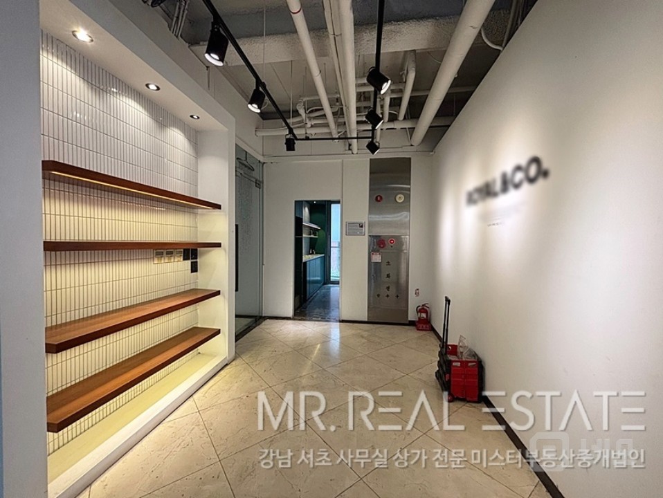 실사진 학동역1분 주차4대 룸9개 S급인테리어 대로변 무권리 매물의 20번째 사진