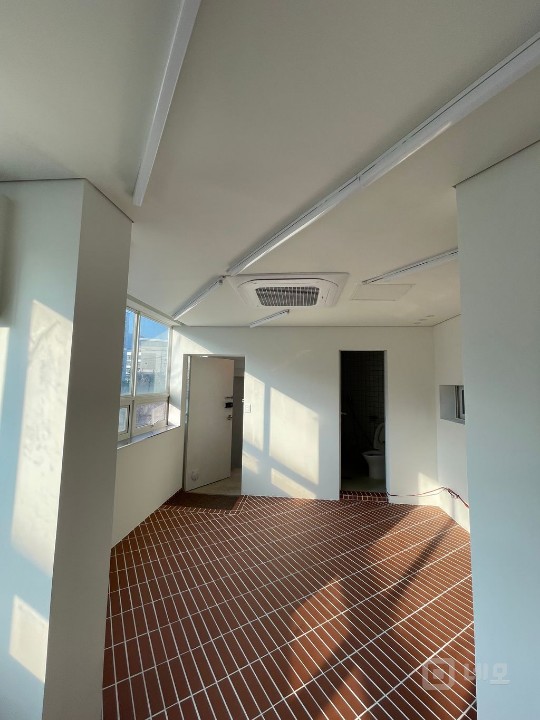 세련된 인테리어, 냉난방기 설치된 사무실 매물의 2번째 사진