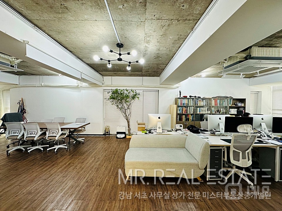 내부 인테리어 최상, 오픈형천장, 근무 환경 매우 좋음 매물의 1번째 사진