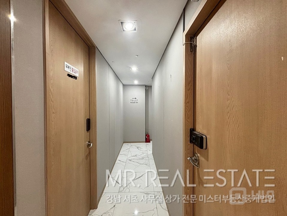 도산대로변건물.고층뷰.교통편우수.내외관컨디션ACE 매물의 11번째 사진