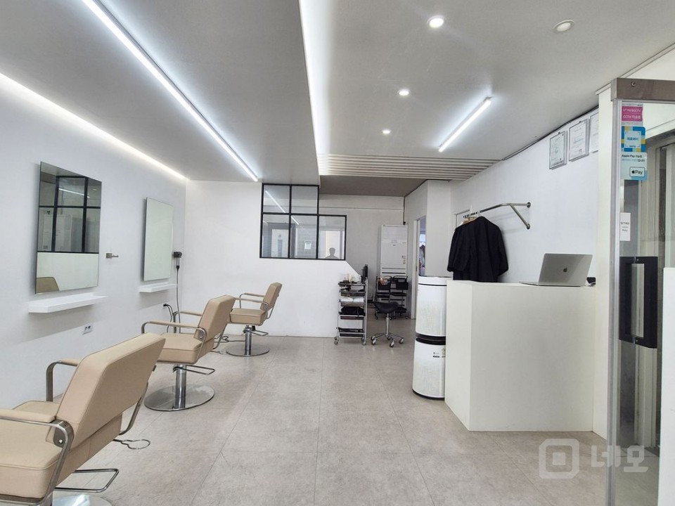 무권리 세련된 화이트톤 공간 유동인구 활발한 상권 내 위치  매물의 1번째 사진