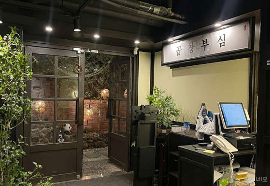 신사동 번화가에 위치한 음식점 매물의 5번째 사진