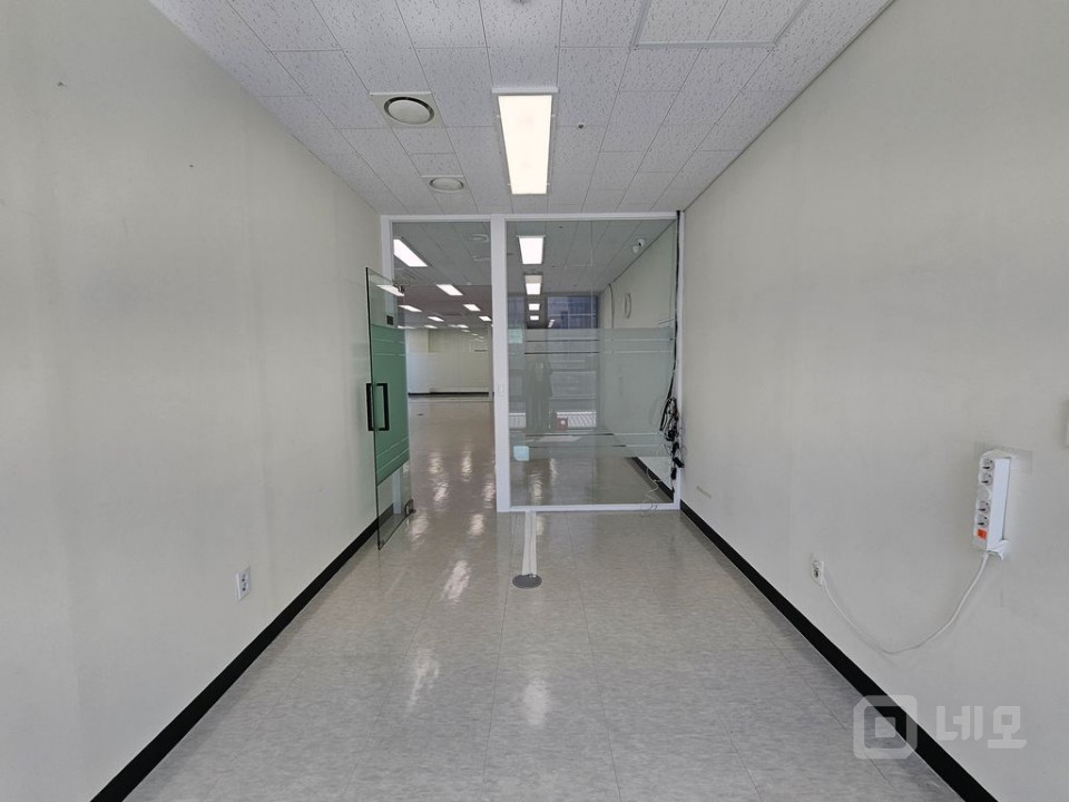 코너 확장38 룸3 인테리어 깔끔 즉시입주 매물의 4번째 사진