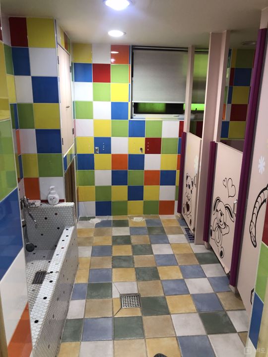 학원 인테리어가 너무나 깔끔하고 이쁜 점포 추천드립니다. 매물의 5번째 사진