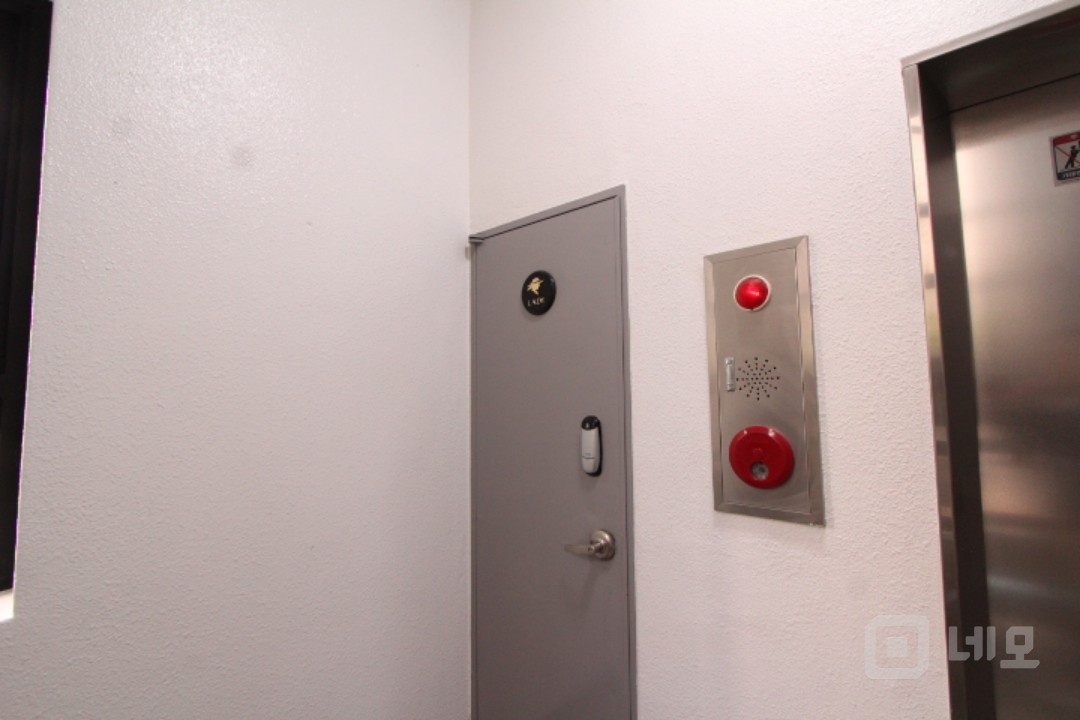 ● 채광좋은 화이트톤 매력넘치는 사무실 매물의 6번째 사진