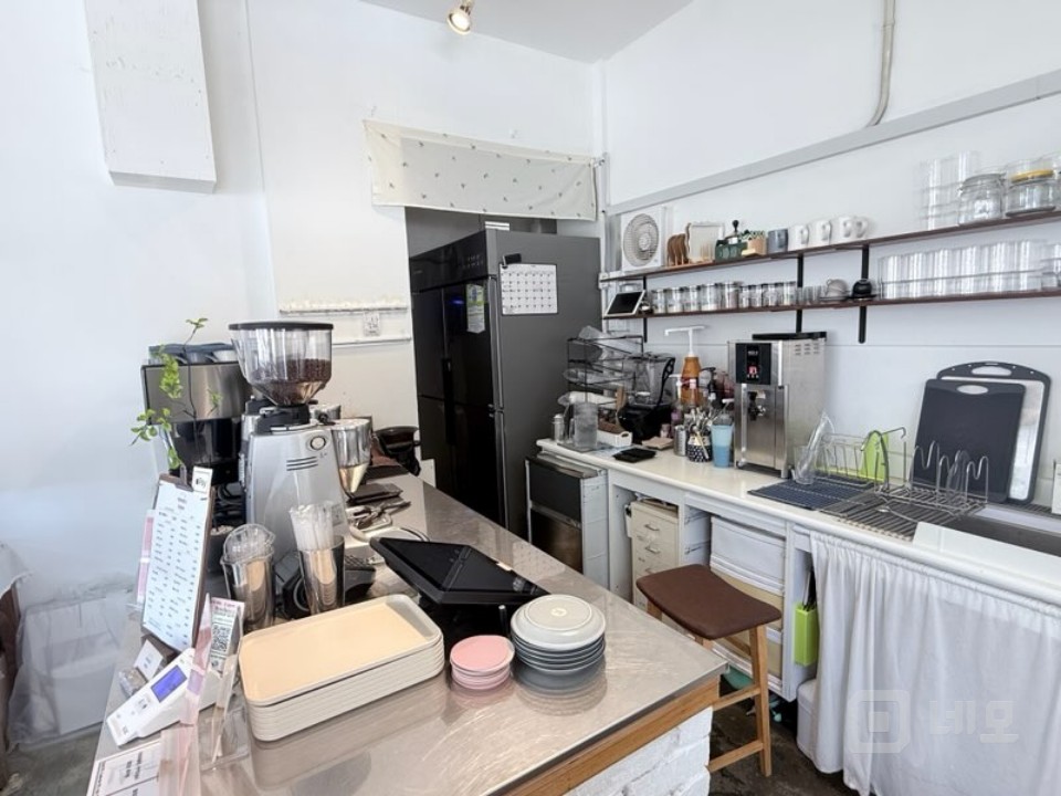 공원, 학교, 아파트 단지 등 유동인구 많은 카페 매물의 5번째 사진