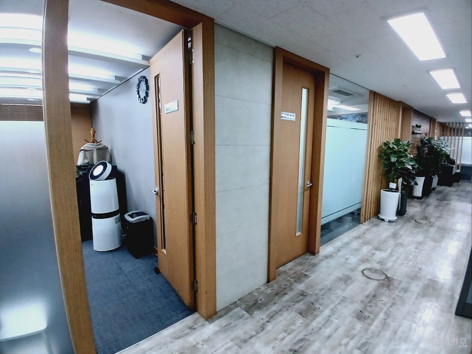 신논현역 도보 5분  250평대의 넓고 깔끔한 사무실입니다 매물의 4번째 사진