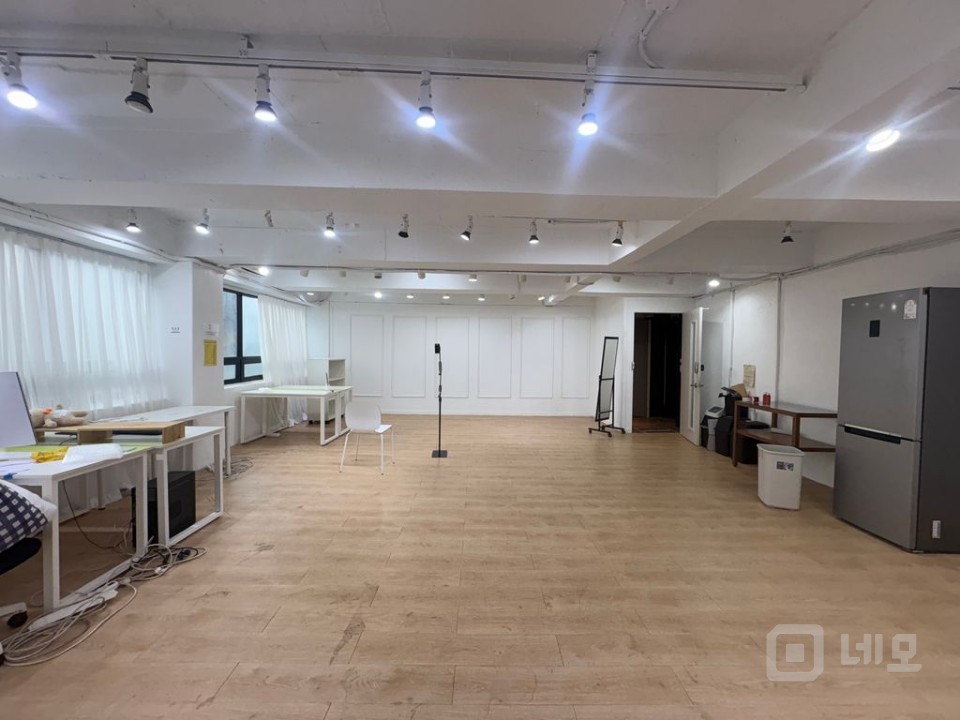 신사역3분 화이트노출천장 레일조명 깔끔가성비사무실 매물의 3번째 사진