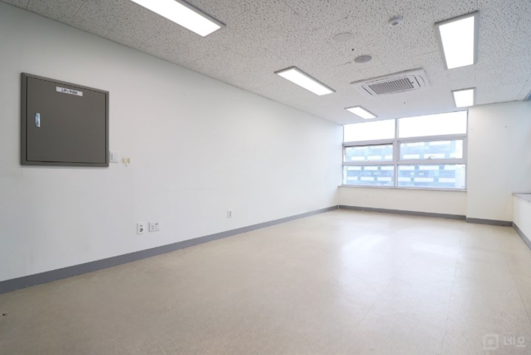 금액협의 가능! 코너양창 저렴한 1인 2인 사무실 매물의 3번째 사진