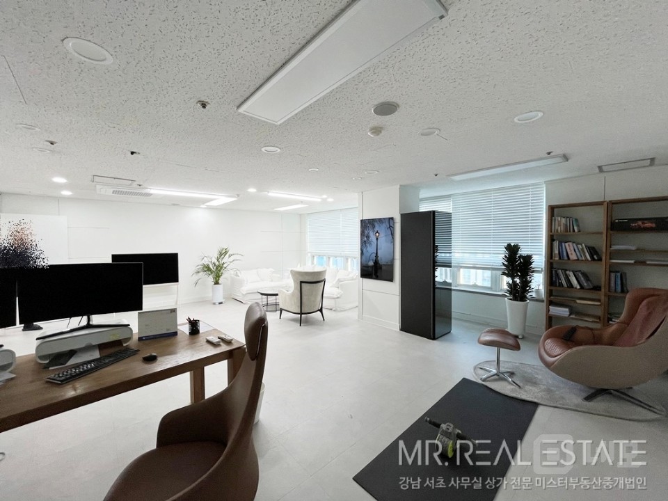 선정릉대로변초역세권 단독층 자주식주차 무권리화이트톤 홀+룸3+탕비 매물의 1번째 사진