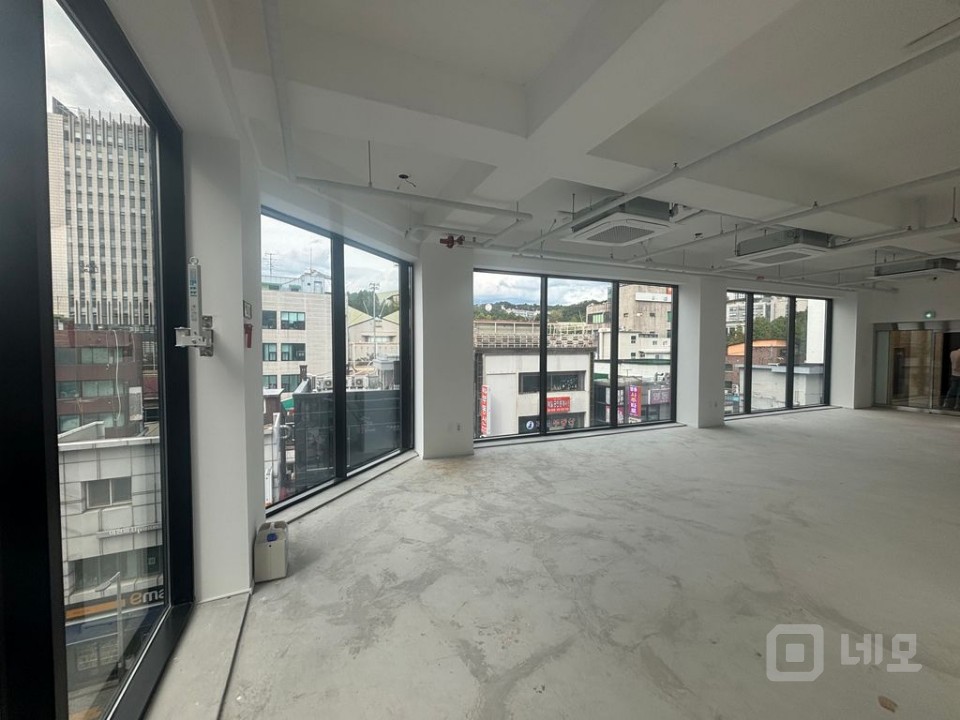 무권리 이대앞 신축 첫입주 이면 통창 개방감 좋은 상가 사무실 매물의 10번째 사진