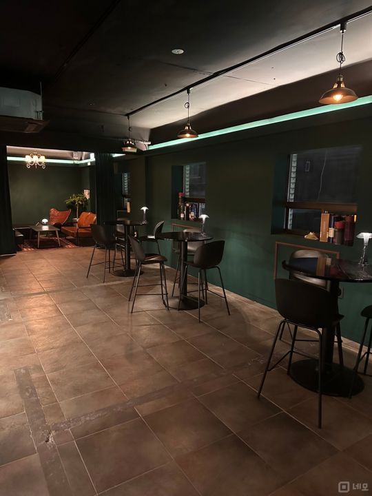 금호역 역세권, 고급스러운 인테리어, 시설 완비된 바 매물의 2번째 사진