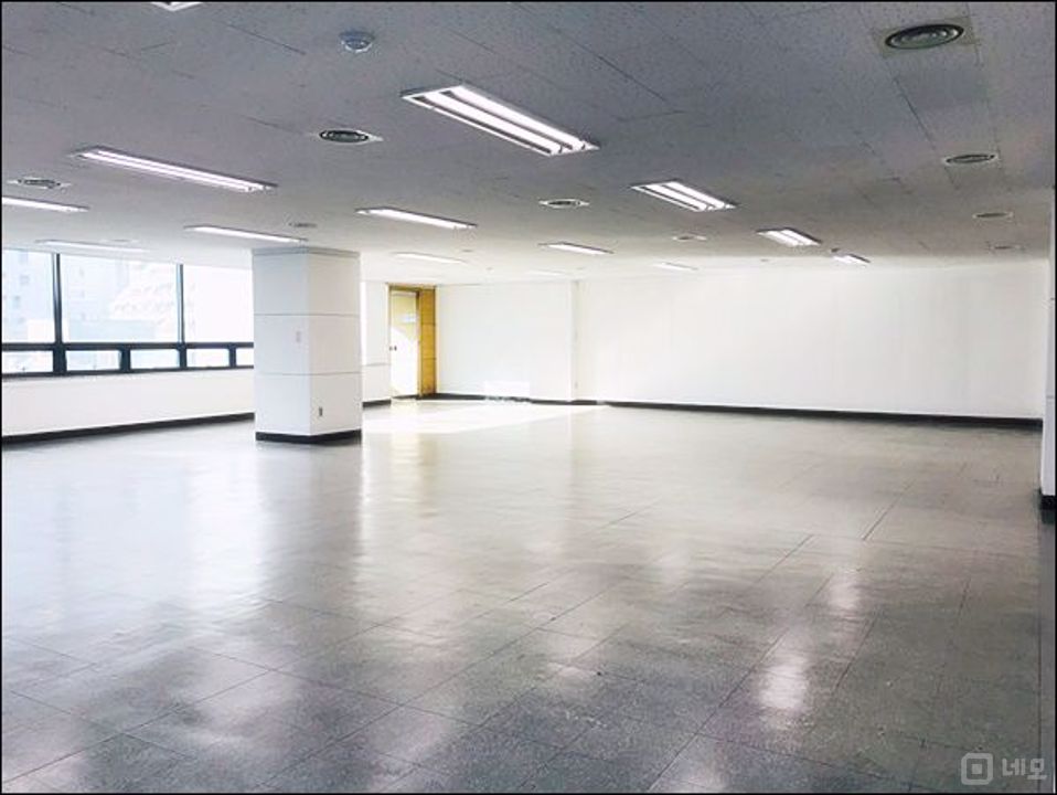 명동역 도보 5분 이내 위치 대형 건물 사무실 임대 내부 깔끔해요 매물의 3번째 사진